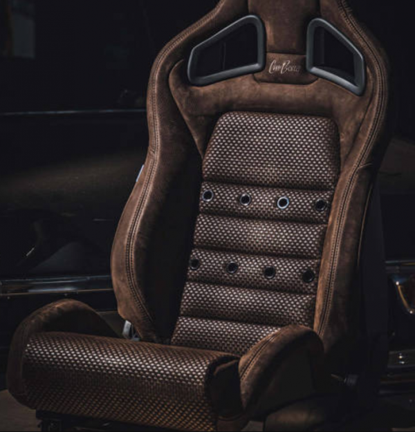 Jok mobil dengan motif karbon